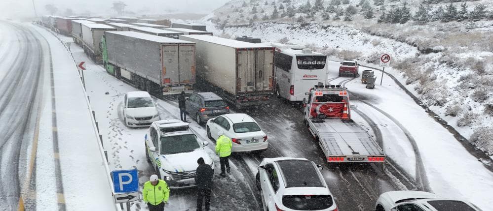 Erzincan'da tipi etkisini artırdı! Kar nedeniyle TIR'ların geçişine izin verilmiyor