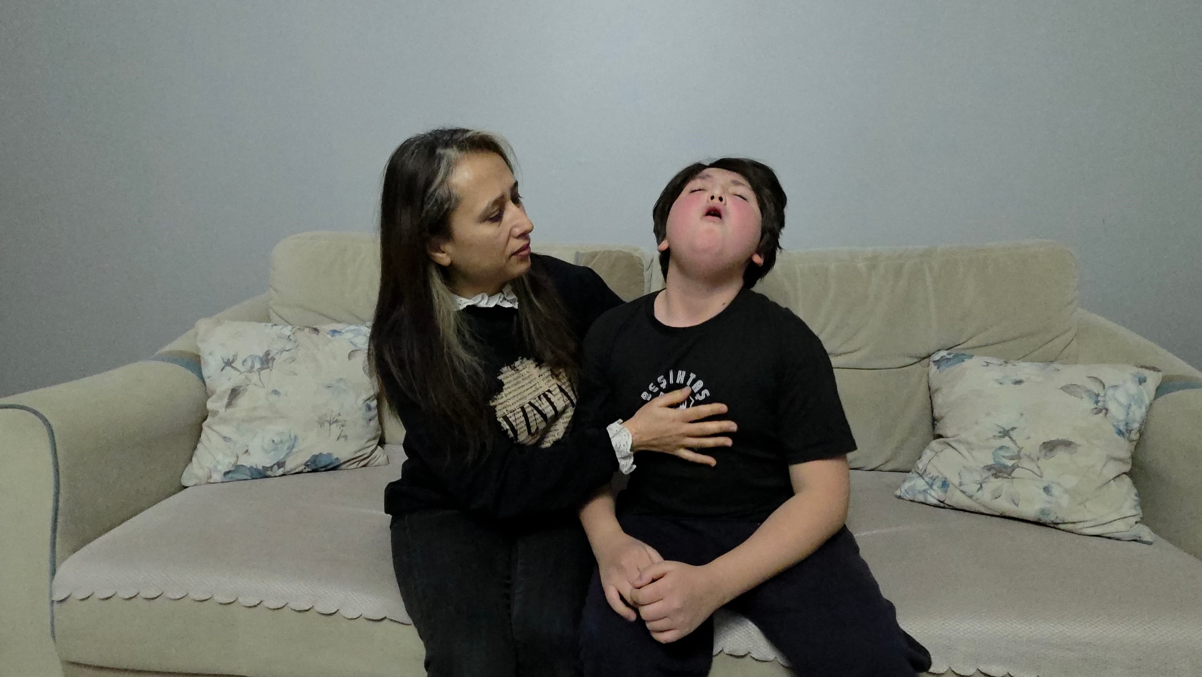 Okulda, evde, uykuda... Sürekli krize giriyor! Hasan Emre'nin öksürüğü 8 yıldır geçmiyor