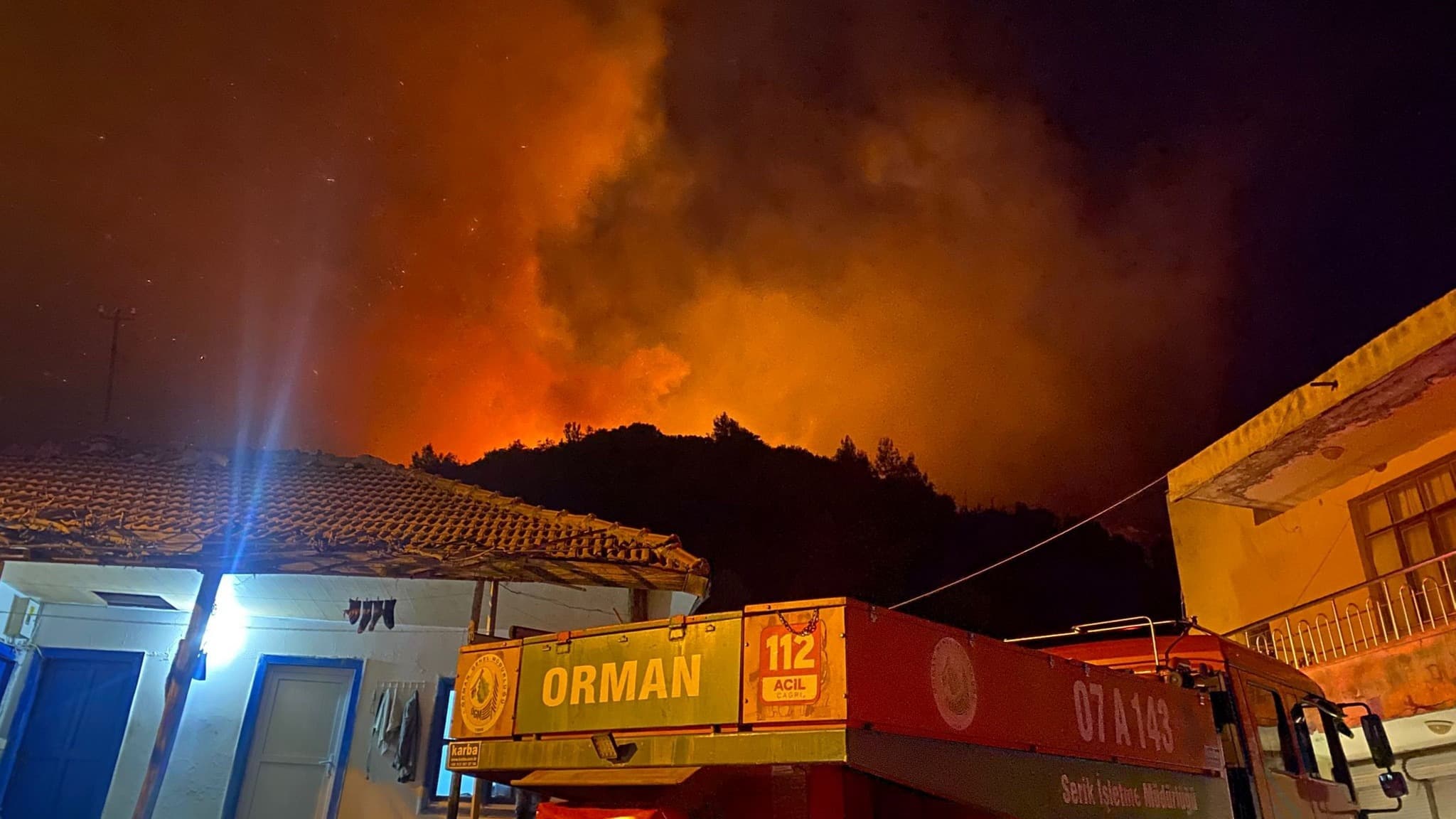 Antalya'da orman yangını. Bazı evler boşaltılıyor