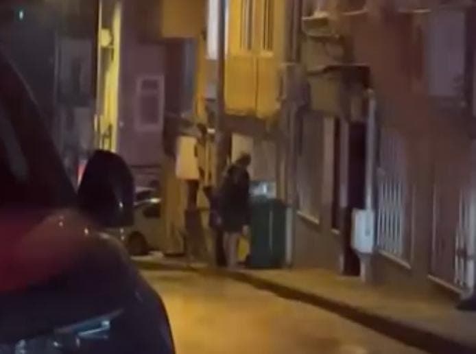 Komşuların çöp bidonu tartışması kameraya yansıdı