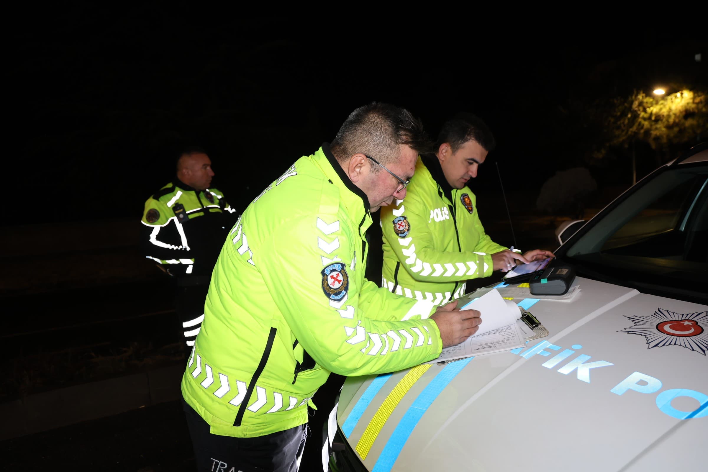 Alkollü sürücü yolda uyudu, uyanınca ilk gördüğü polis oldu