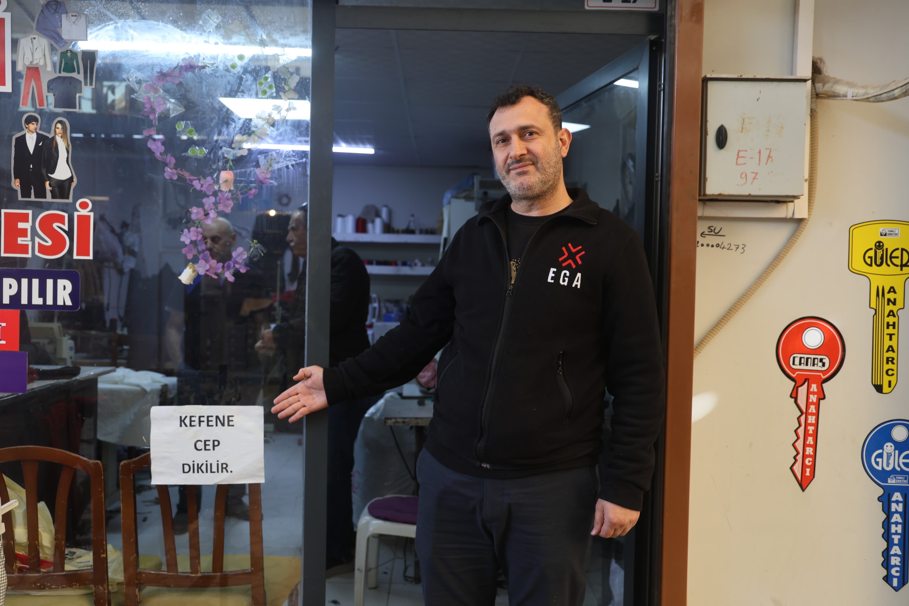 Pazarlıktan ve cimrilikten bıktı, dükkan camına astı. "Kefene cep dikilir"