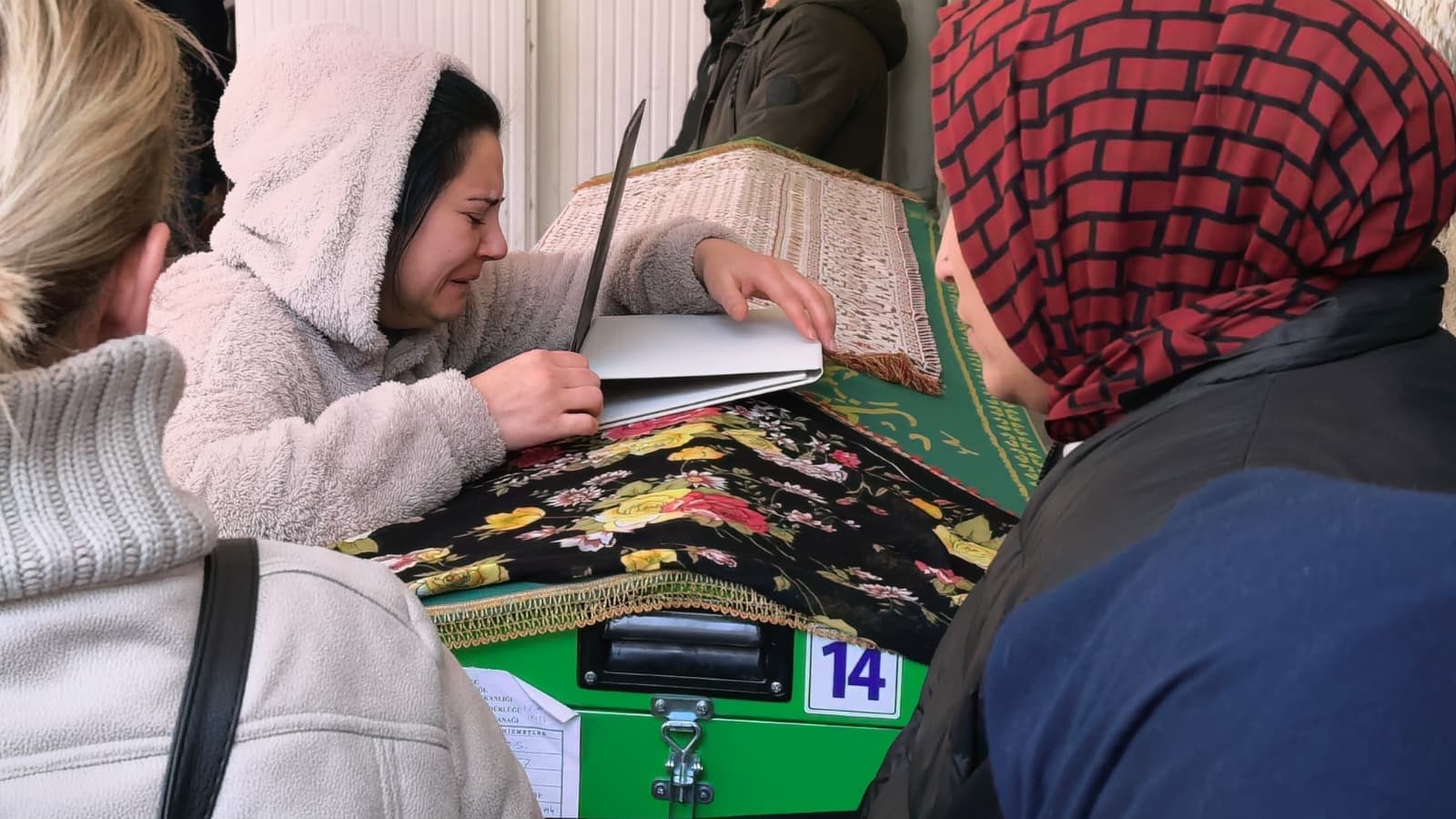 El freni çekilmeyen otomobil can aldı. Küçük Öykü'ye annede acı veda