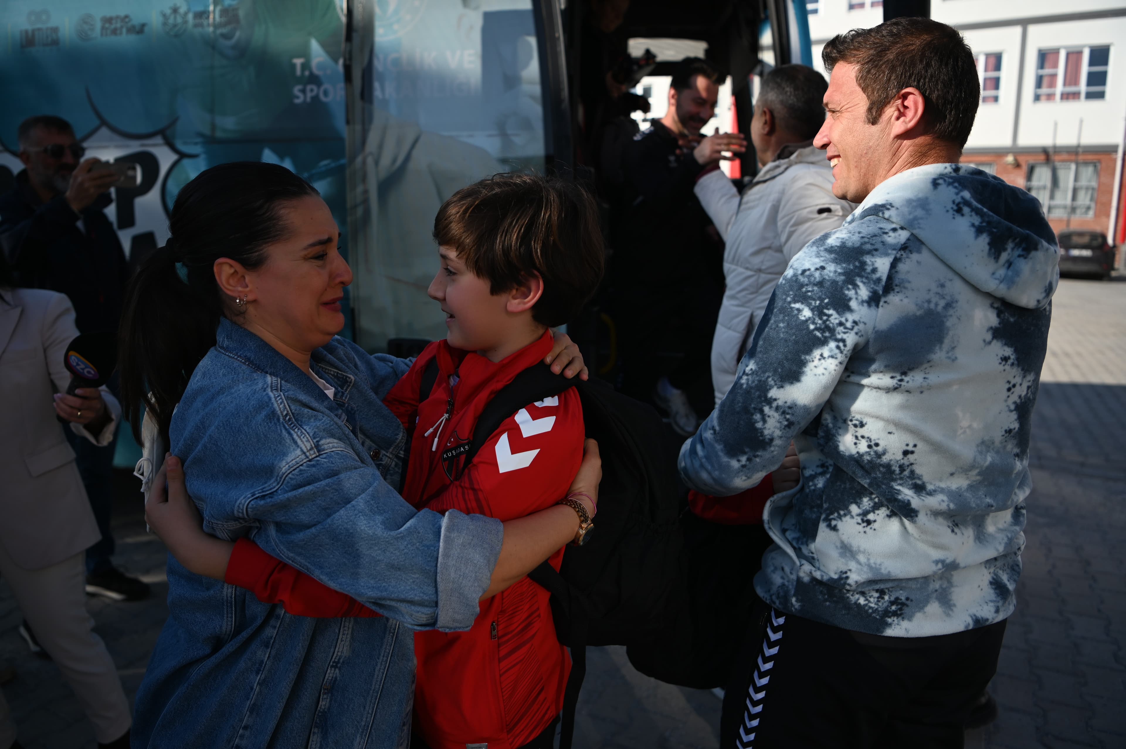 Katar'da mahsur kalan Türk sporcular döndü