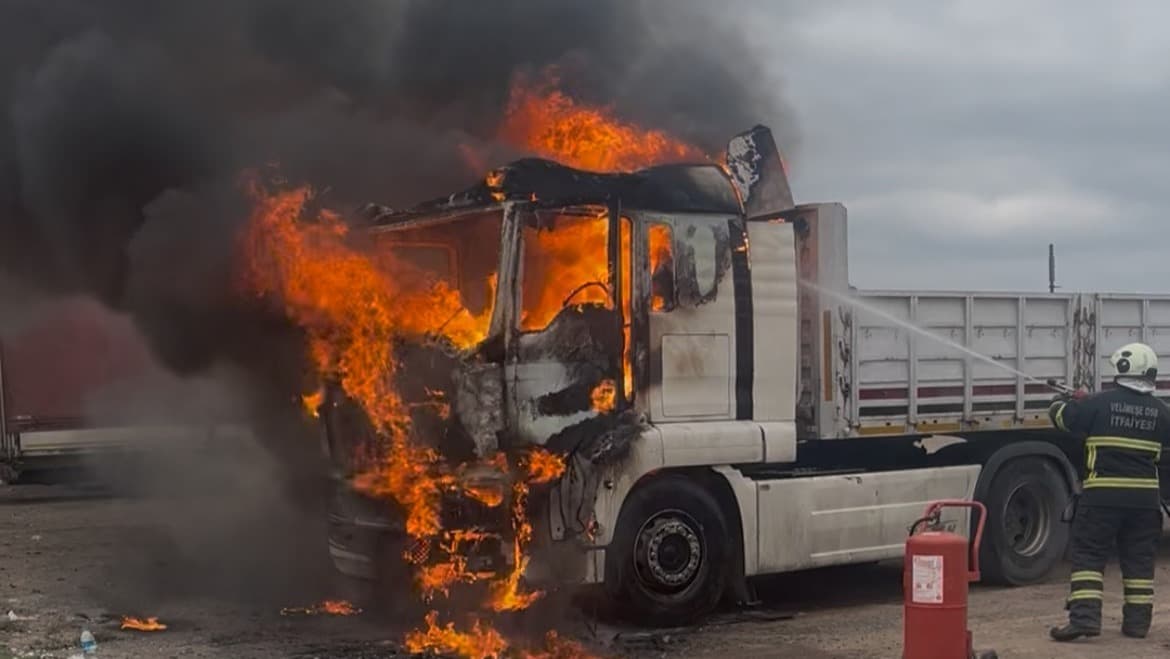 Korkutan görüntü. Park halindeki tır alev alev yandı