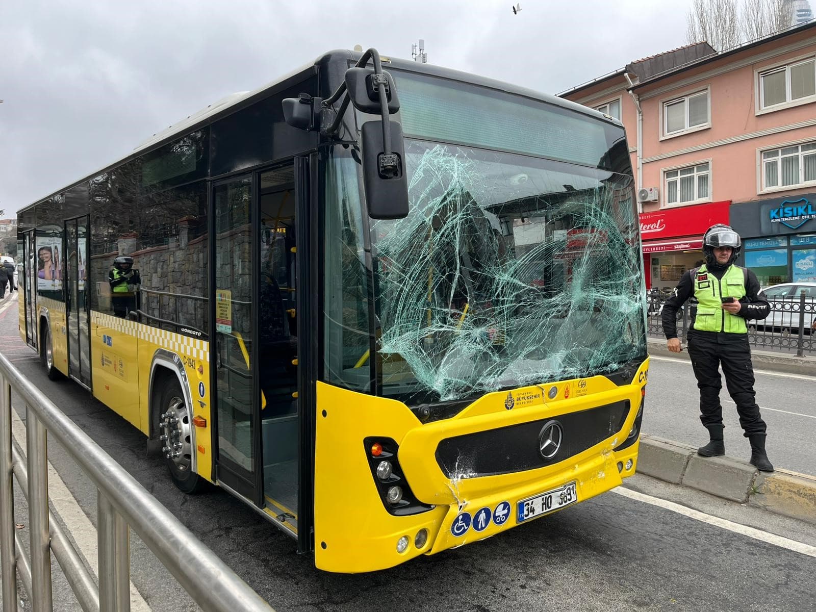 Üsküdar'da iki İETT otobüsü çarpıştı