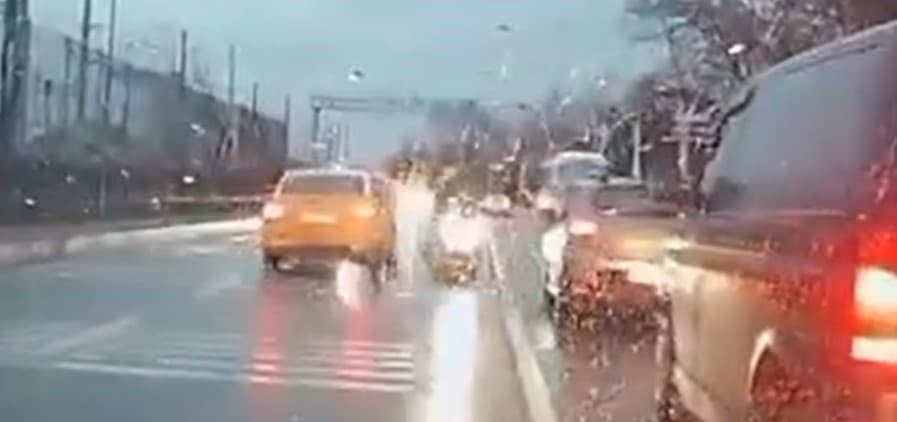 Trafikte terör estiren sürücü yakalandı. Ehliyetine el konuldu