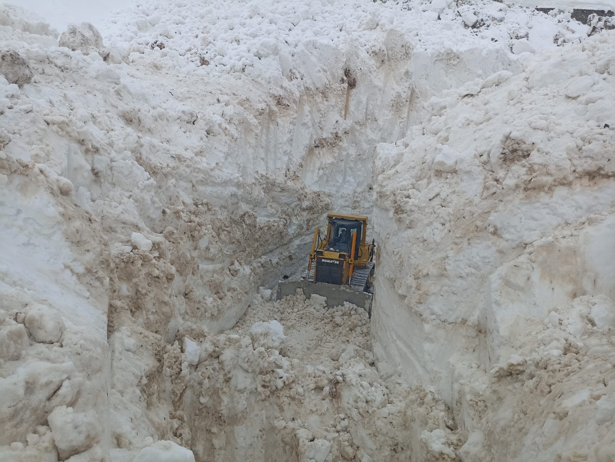 Yüksekova’da 8 metrelik kar tünelleri. İş makinesi içinde kayboldu
