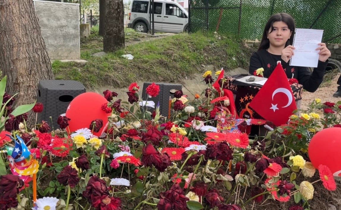 Adnan'ın mezarına bırakılan notlar duygulandırdı