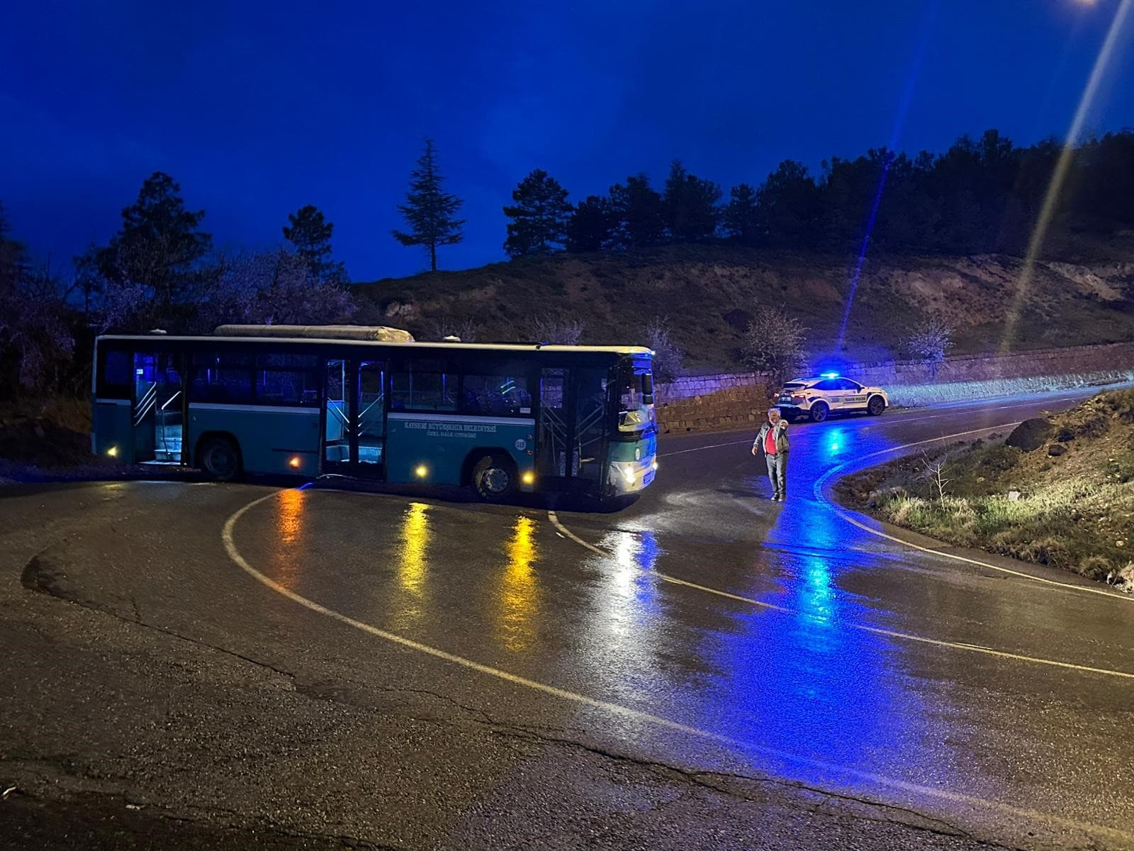Çaldığı halk otobüsüyle kaza yaptı