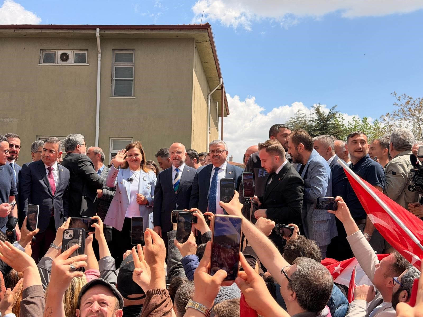 Burcu Köksal, AK Parti'ye katıldığını açıkladı