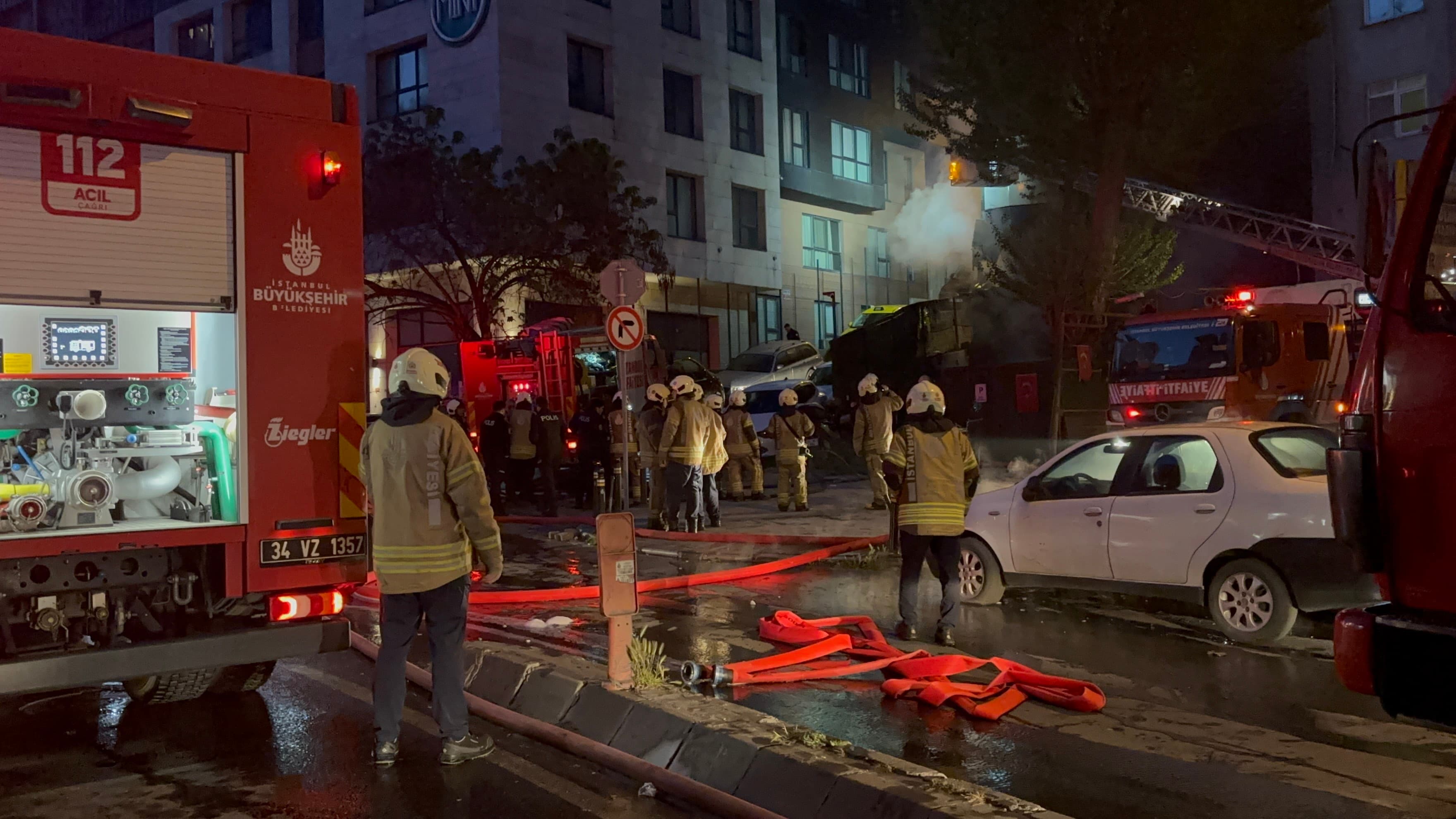 Şişli'de motosiklet yangını, 4 katlı binayı etkiledi