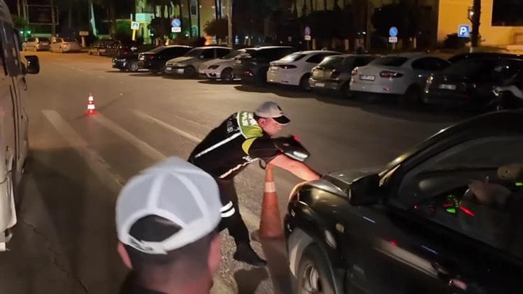 Alkollü sürücü, polise çarparak kaçarken yakalandı