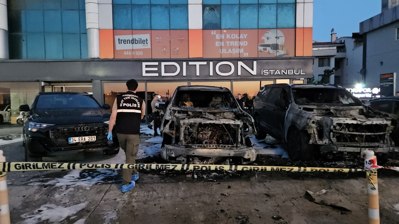 İstanbul'da oto galeride kundaklama şüphesiyle yangın çıktı
