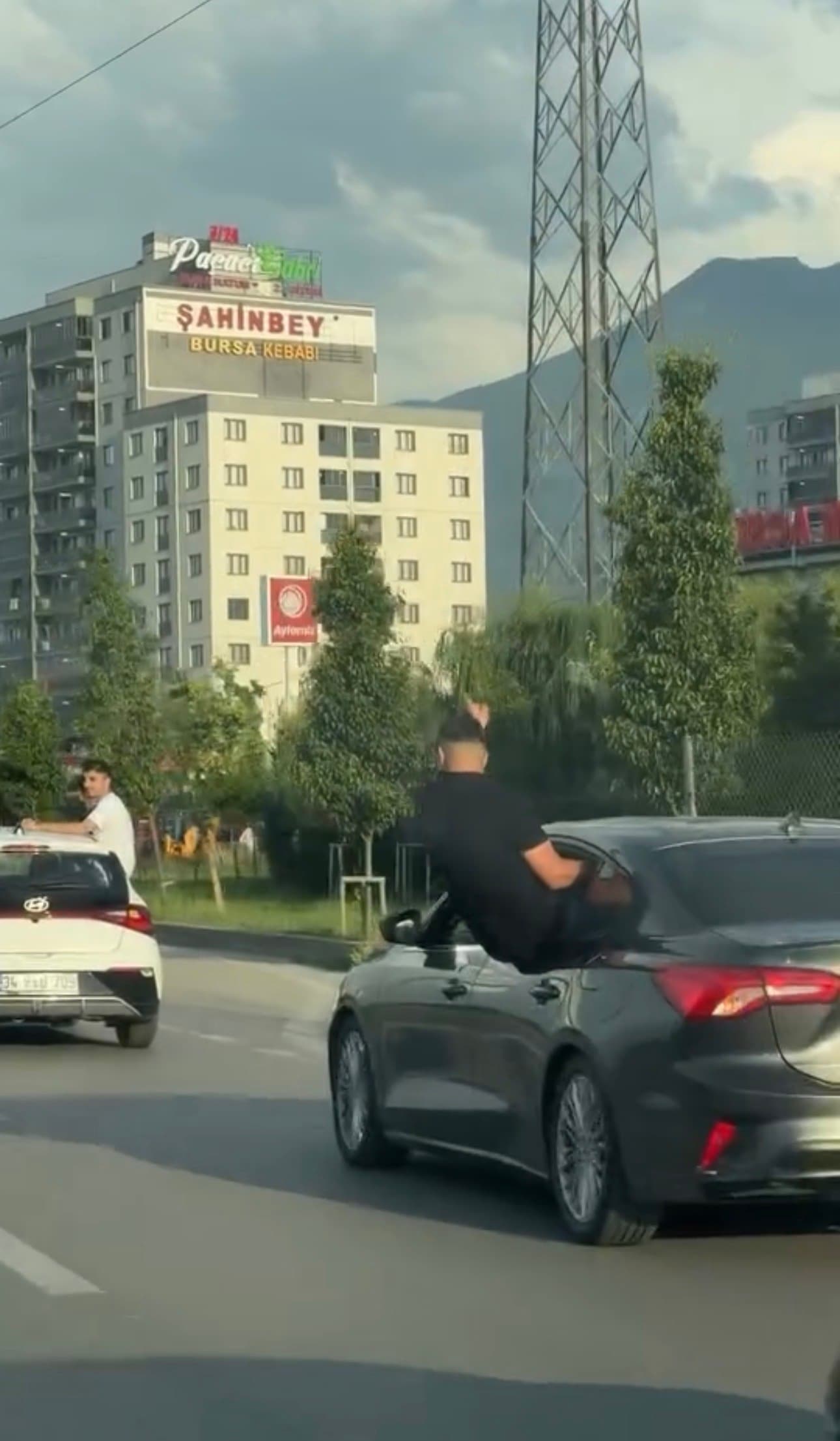 Bursa'da düğün konvoyunda tehlikeli sürüşler