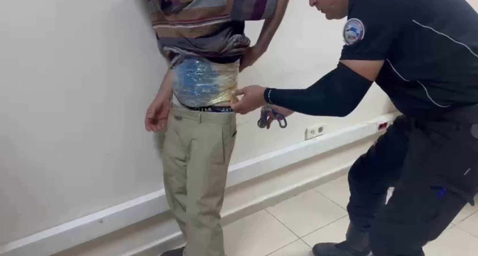 Hatay'da uyuşturucu taciri 500 gram esrar ile yakalandı