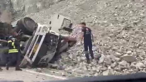 Freni patlayan TIR'dan atlayan sürücü hayatını kaybetti, 2 kişi yaralandı