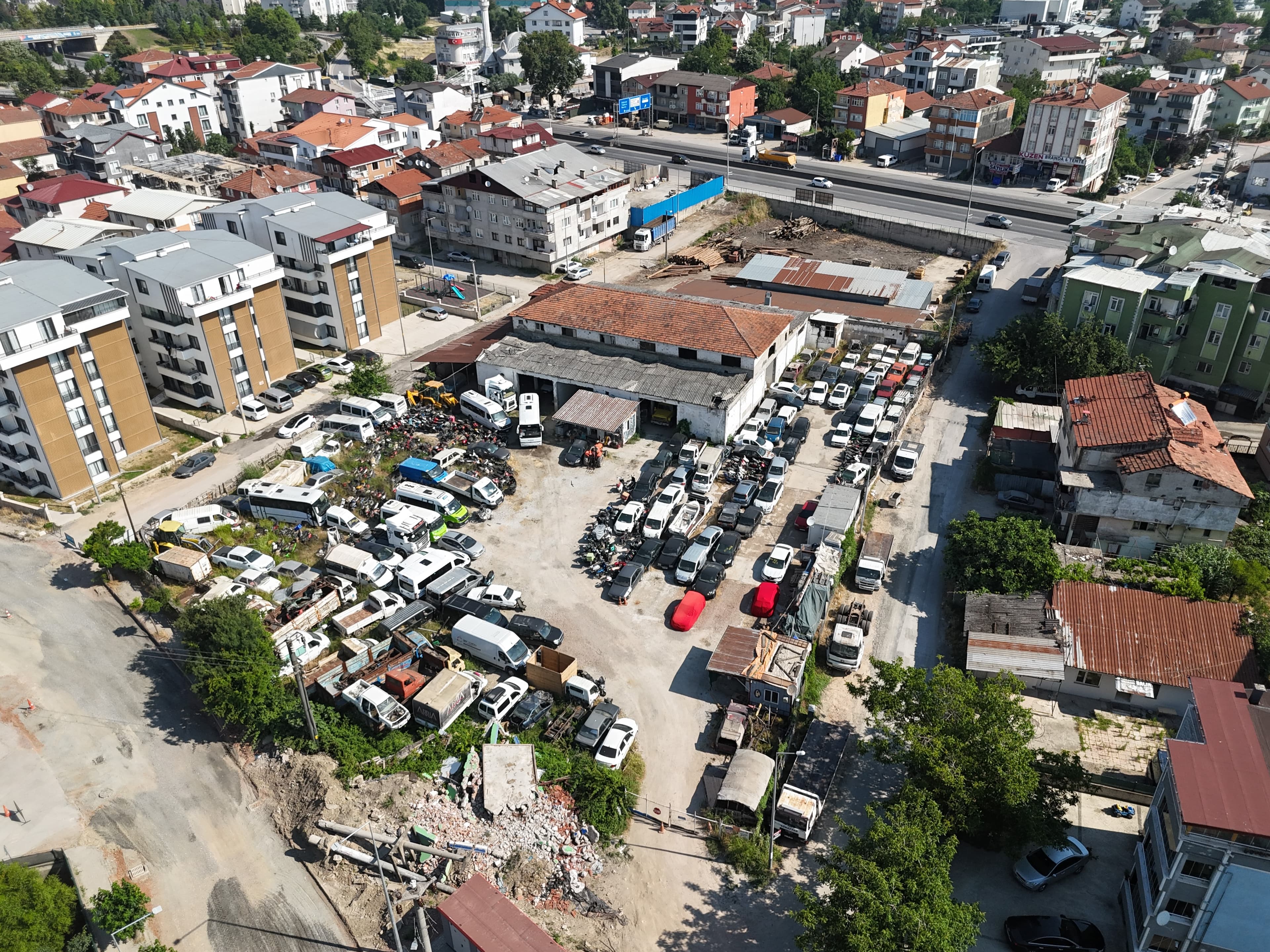 Kocaeli'de hacizli araçlar yediemin otoparkında satılmayı bekliyor