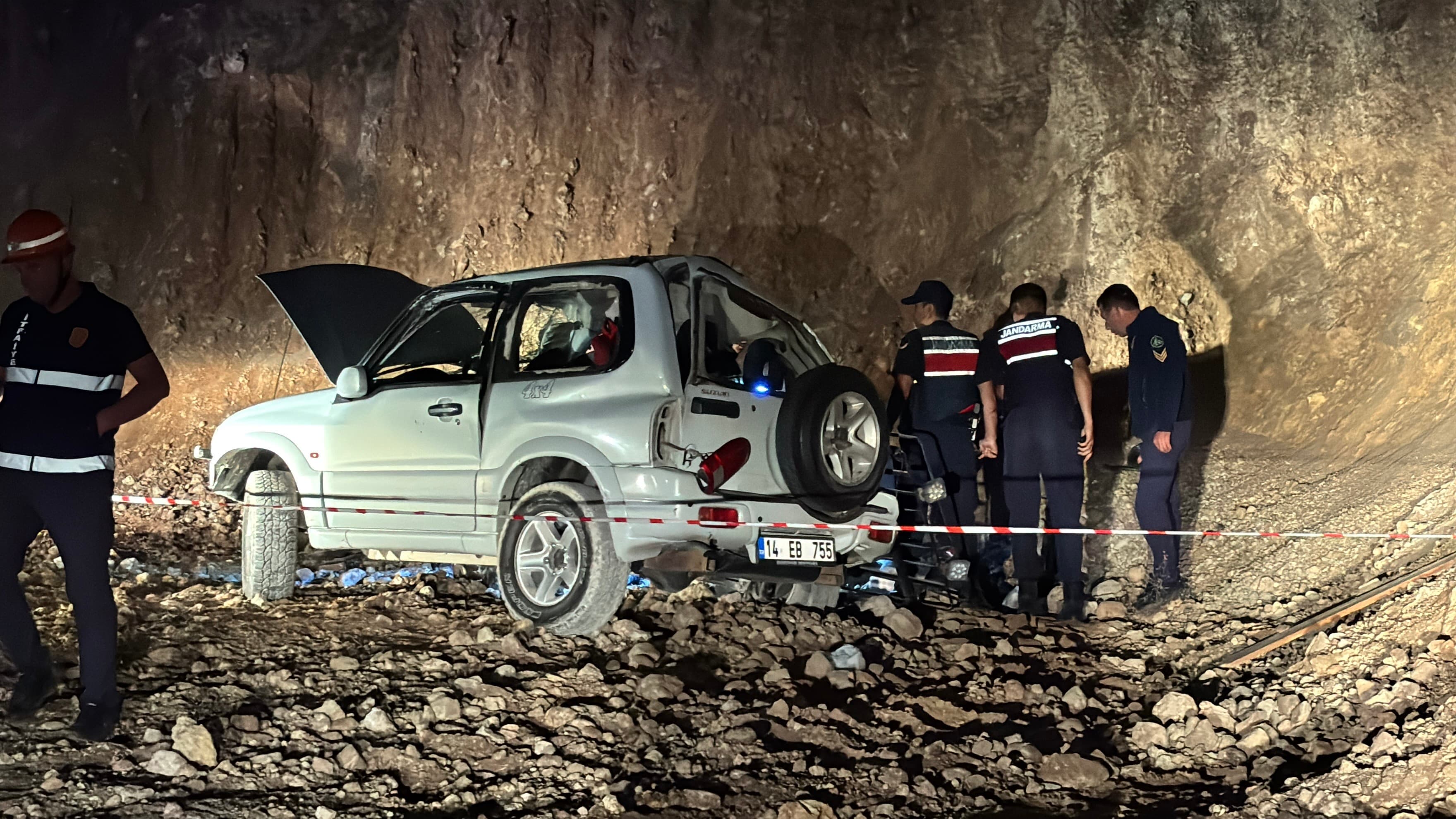 Bolu'da cip 15 metrelik uçurumdan düştü, 2 ölü, 1 yaralı