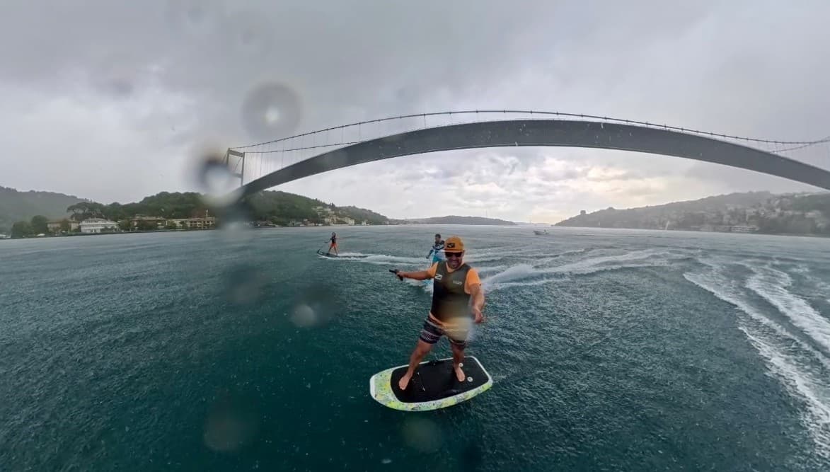 Boğaz'da fırtınada sörf yapan milli sporcu Oğuz Kaan Beğeç zor anlar yaşadı