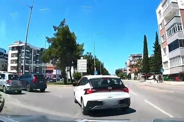Kontrolsüz şerit değiştiren sürücü trafikte tehlike yarattı