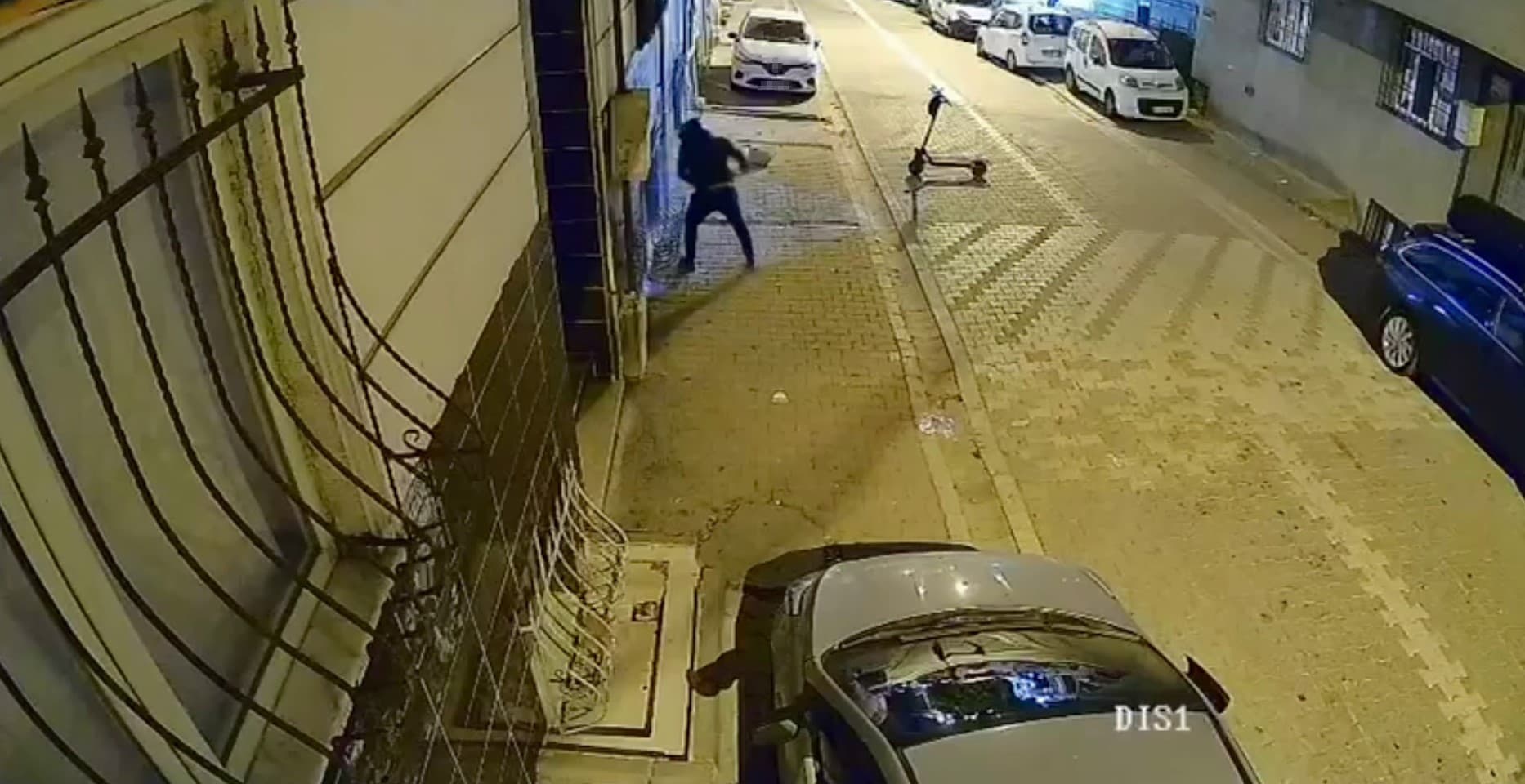 Esenyurt'ta eski sevgili binayı ateşe verdi