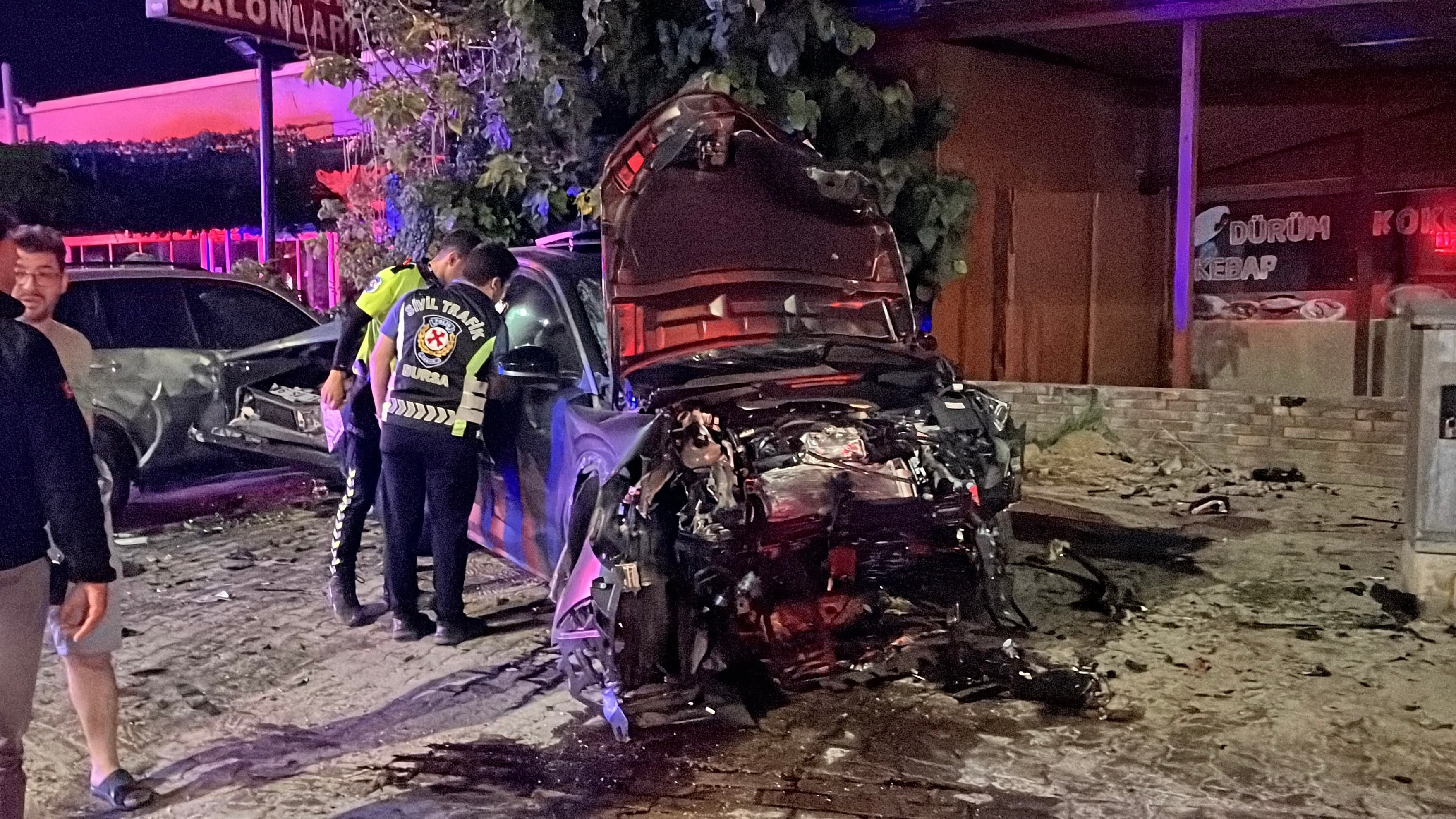 Bursa'da iki otomobil çarpıştı: 2 ölü, 2 yaralı