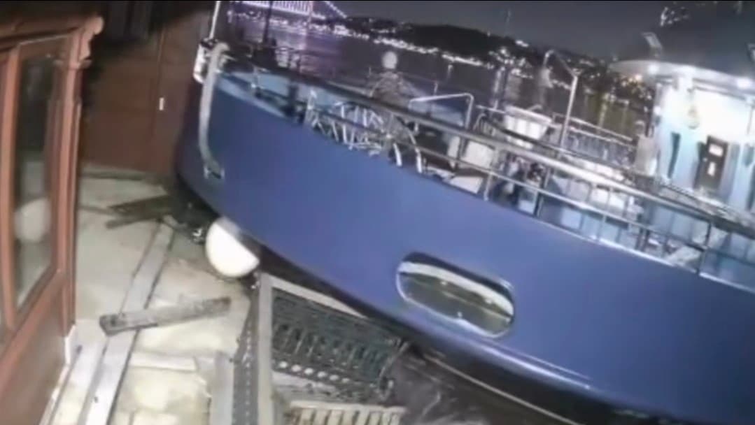 Yolcu vapuru Boğaz'da tarihi yalıya çarptı