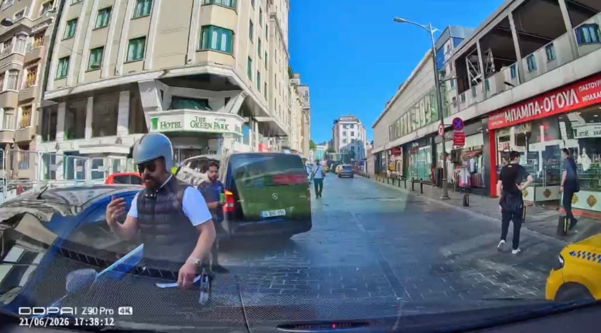 Beyoğlu'nda yol verme yüzünden tartışma çıktı