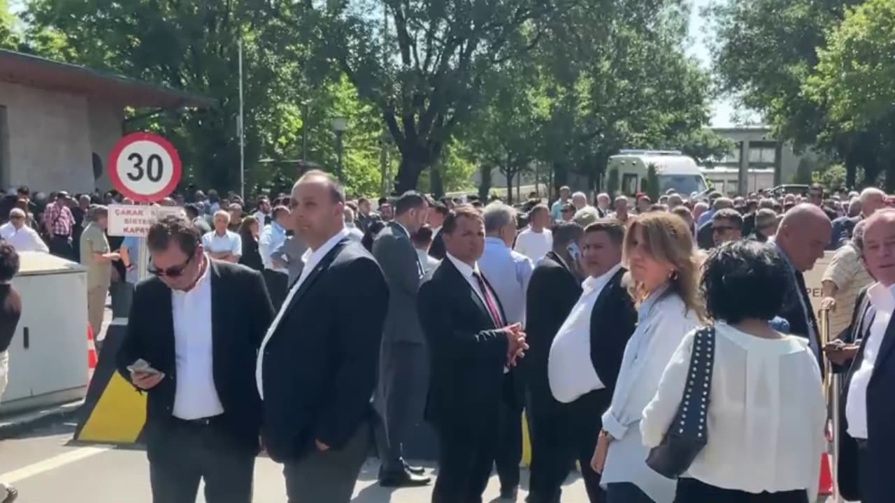 CHP Grup Toplantısı öncesi Meclis'te gerginlik yaşandı