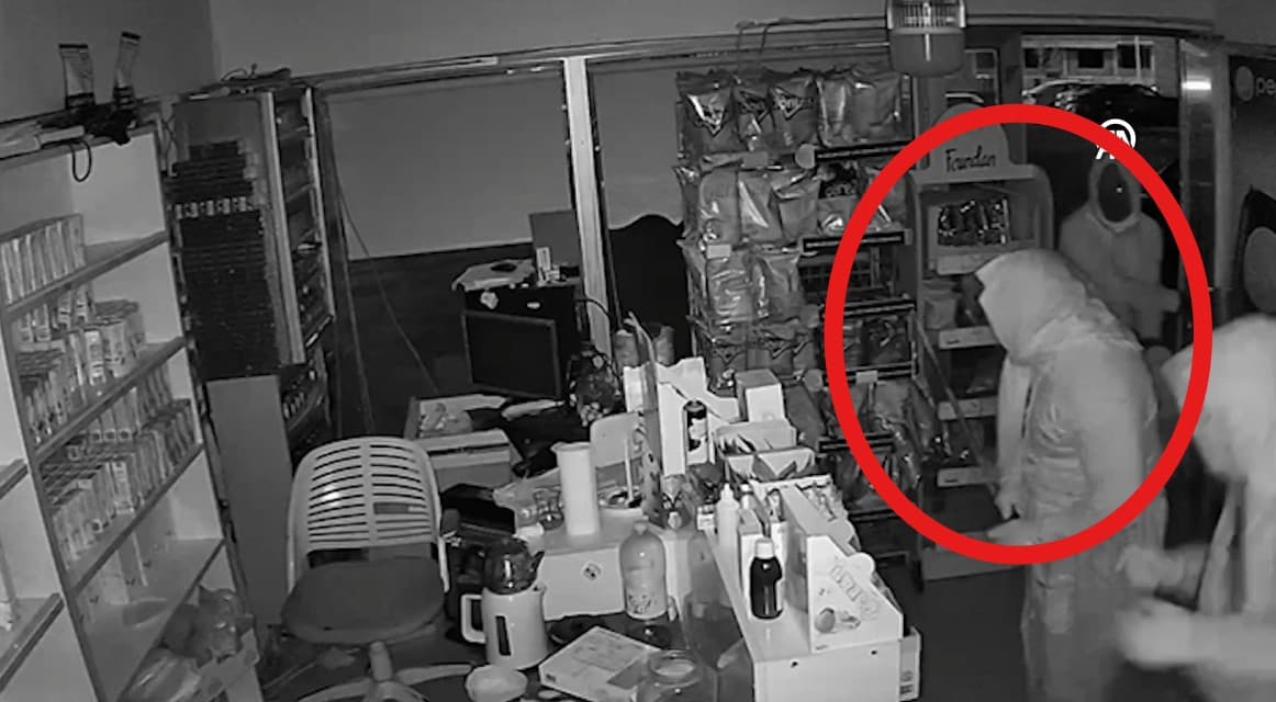 Sivas'ta kadın kıyafetiyle hırsızlık yaptılar. O anlar kamerada