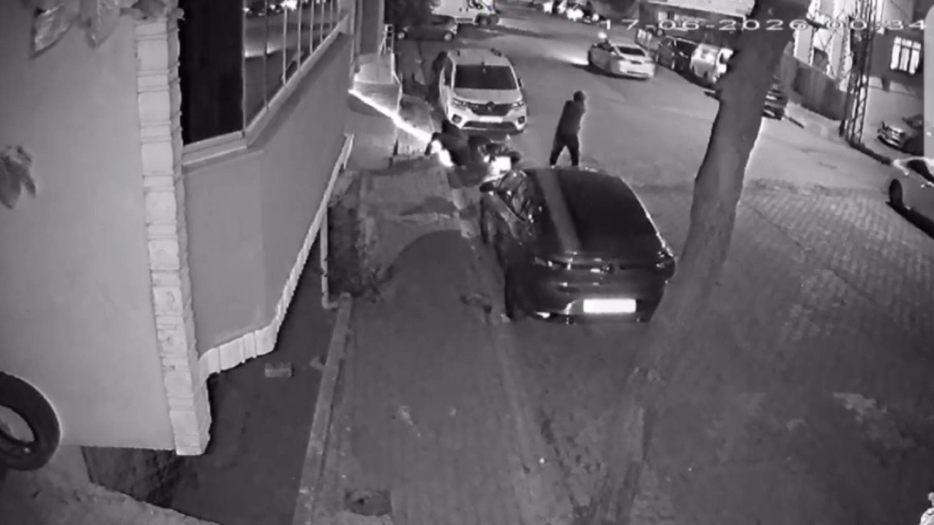 Esenyurt'ta silahlı çatışma: Çok sayıda araç kurşunlandı