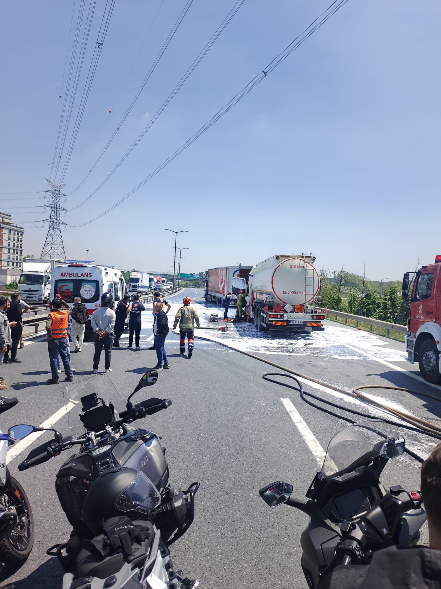 İstanbul TEM Otoyolu'nda kaza: Mahmutbey yönü trafiğe kapandı