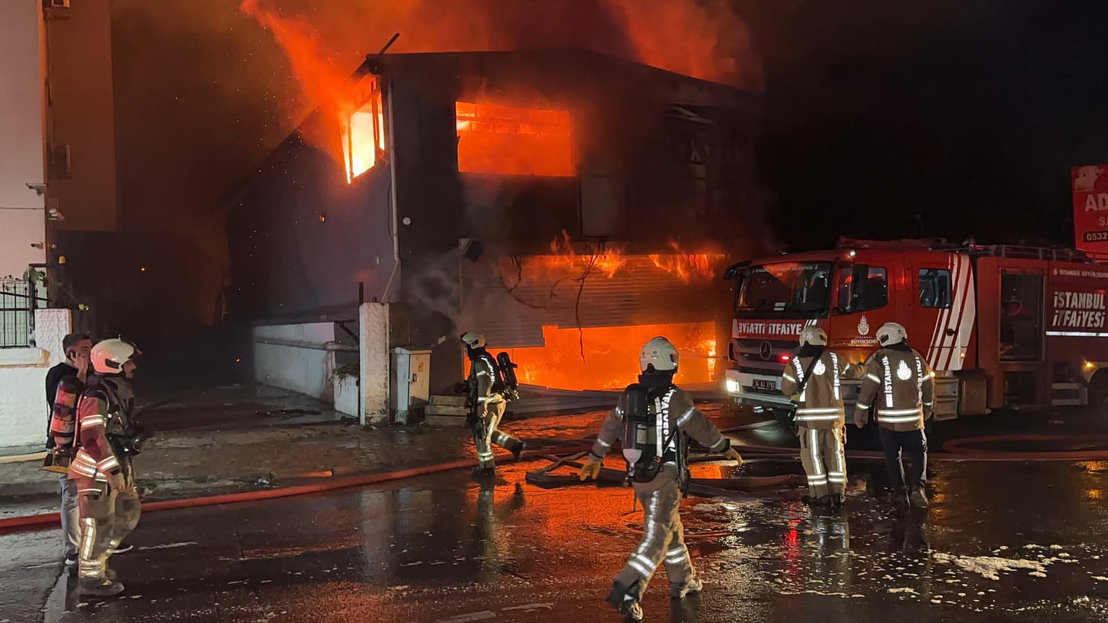Esenyurt'ta bir iş yerinde yangın çıktı, itfaiye müdahale ediyor