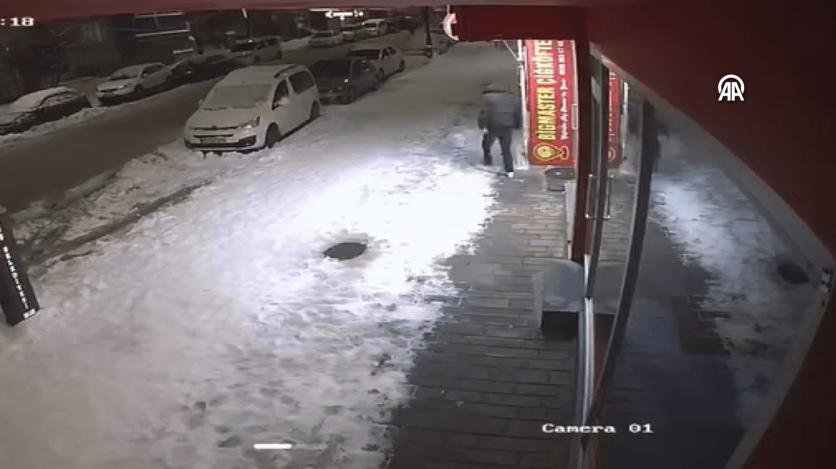 Kar kütlesinden son anda kurtuldu