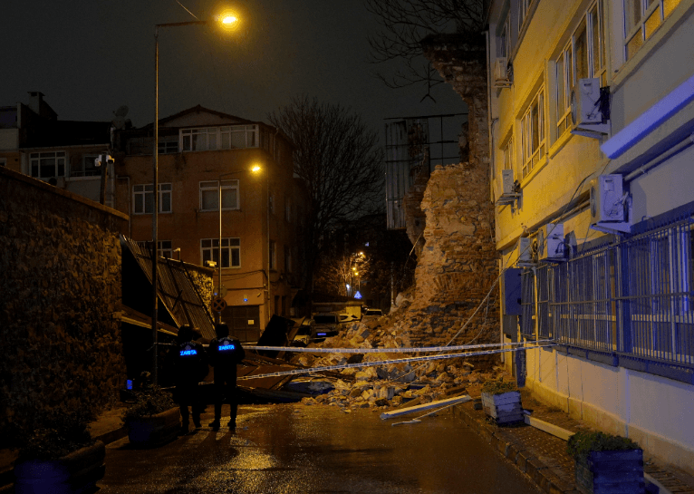 Beyoğlu'nda tarihi metruk binanın duvarı yıkıldı