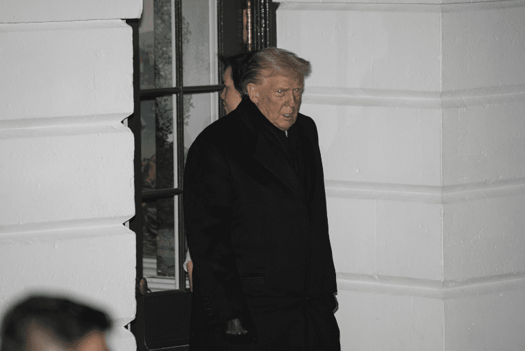 Trump'ın uçağında elektrik arızası. Kalkış yapan uçak geri dönüyor