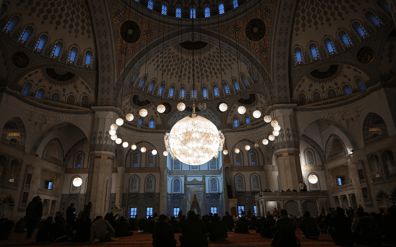 Yurtta Ramazan Bayramı heyecanı. Camilerden bayram namazı kareleri