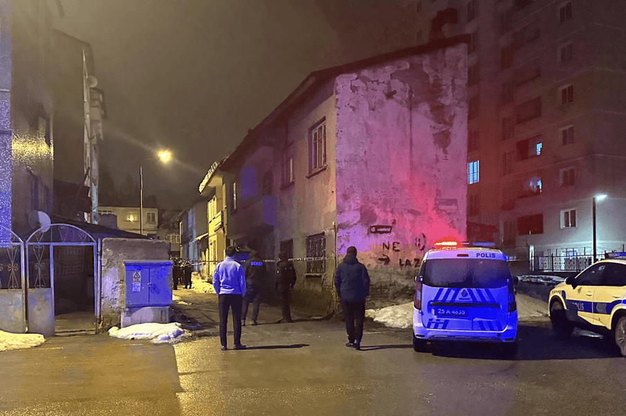 Sokakta boğazı kesilerek öldürüldü