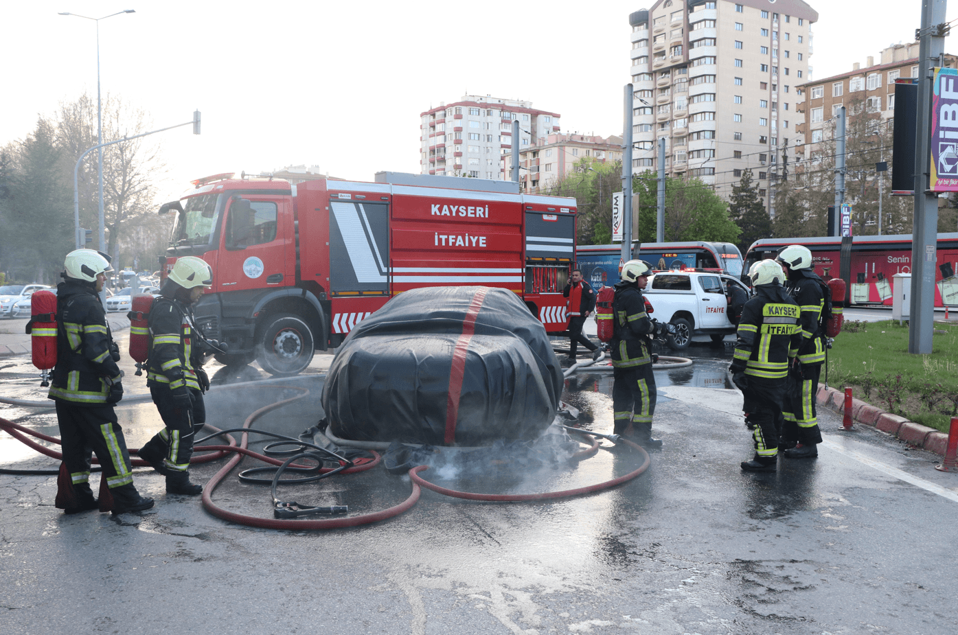Yanan elektrikli otomobile battaniye yöntemiyle müdahale