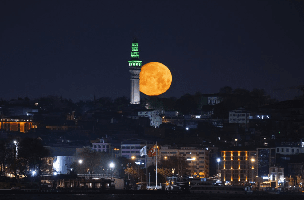 İstanbul'da dolunay büyüledi