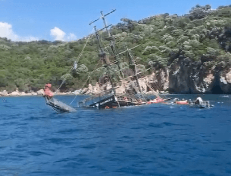 Marmaris'te tur teknesi su alarak battı