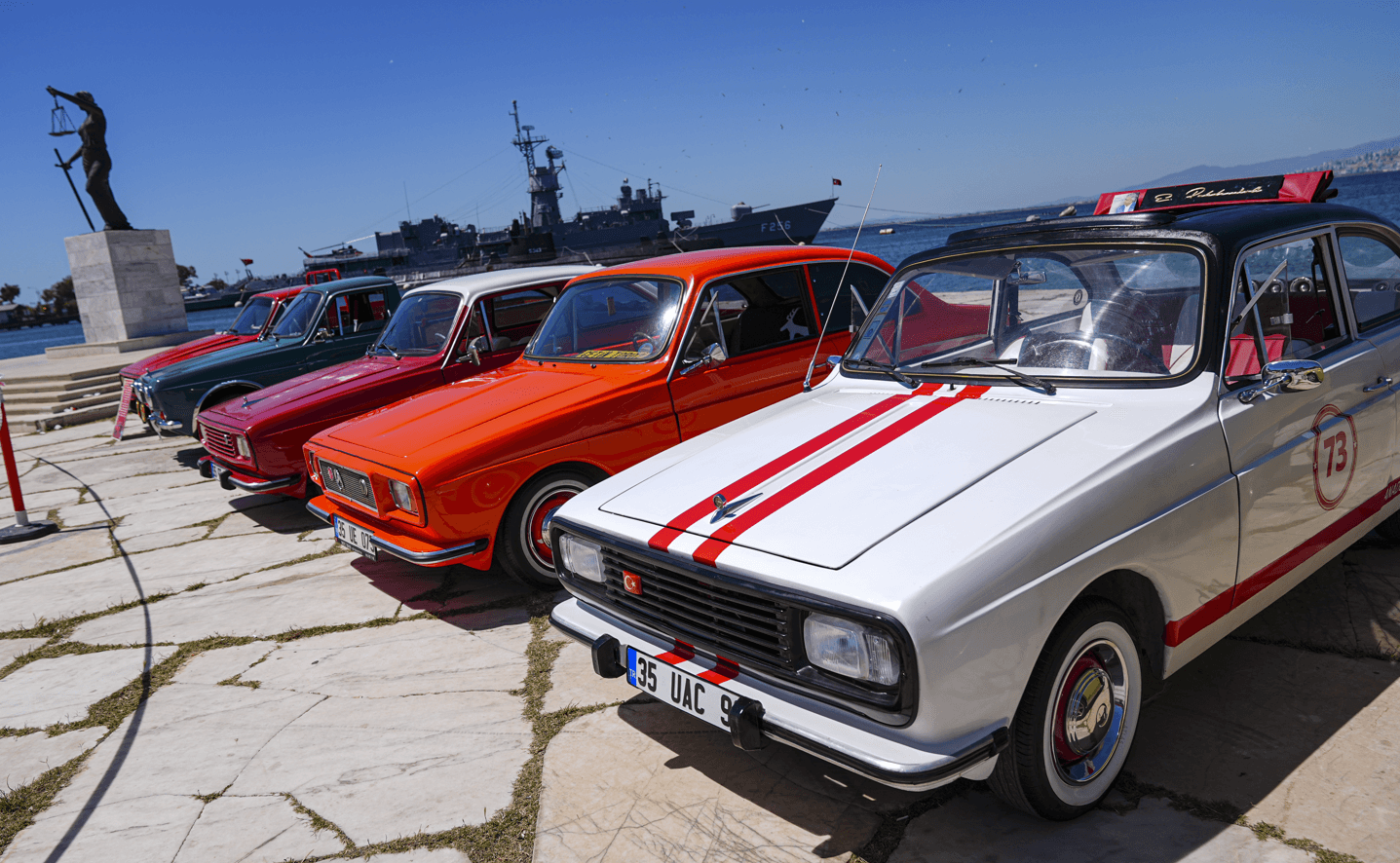 Anadol tutkunları İzmir'de bir araya geldi, 45 araç sergilendi.