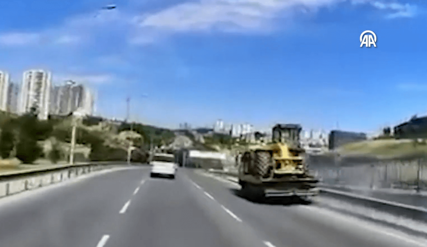 Çekiciyle taşıdığı iş makinesinin altında kalan sürücü hayatını kaybetti
