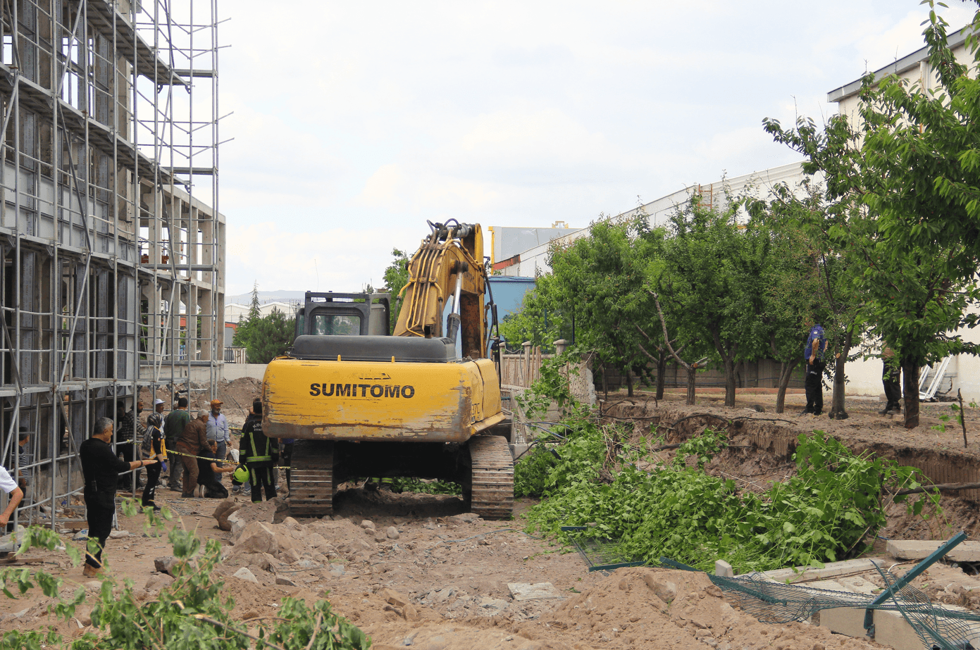 Kayseri'de devrilen bahçe duvarı altında bir işçi hayatını kaybetti