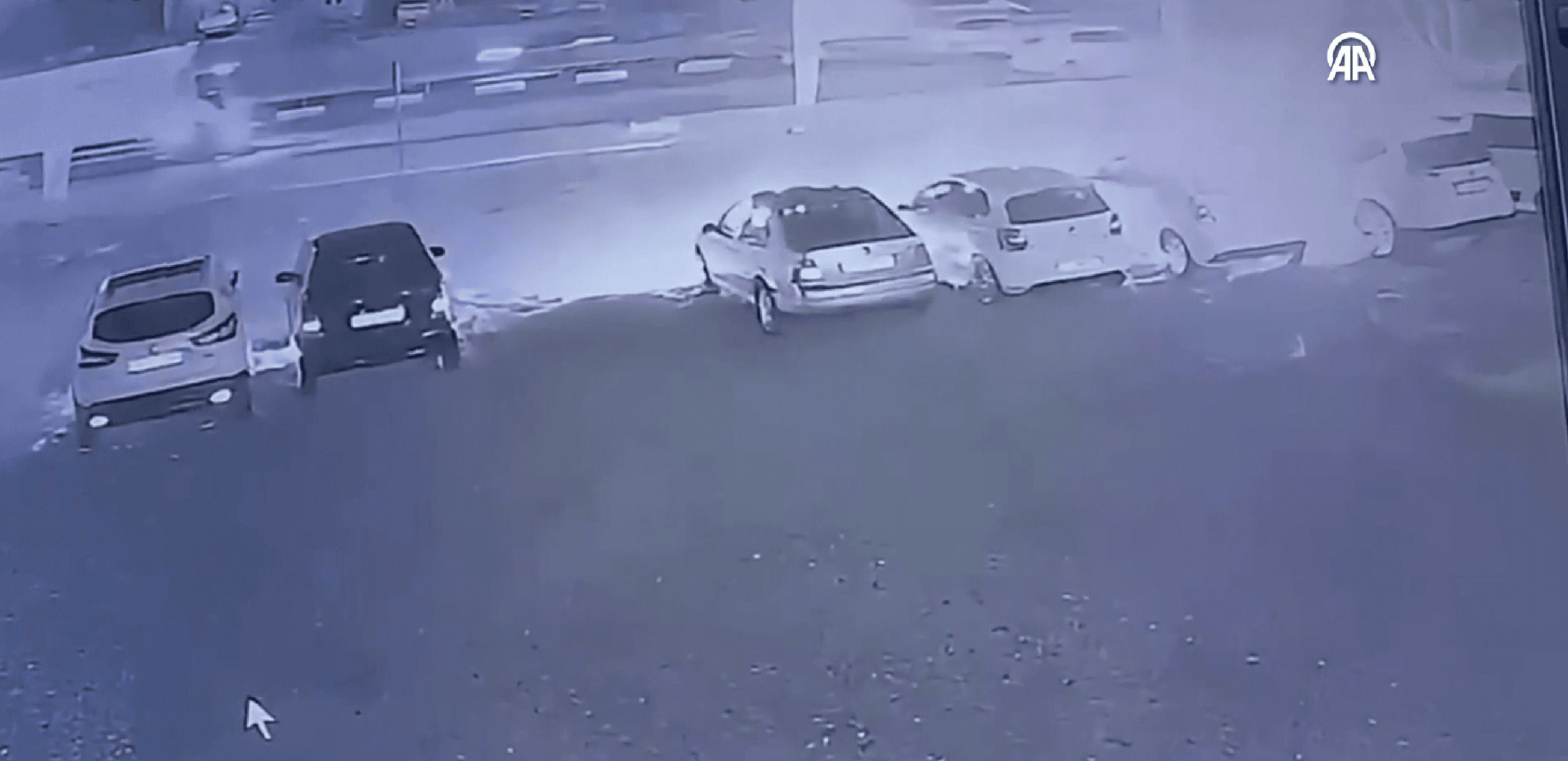 Benzin bidonuyla gelen kişi, galerideki 6 aracı ateşe verdi