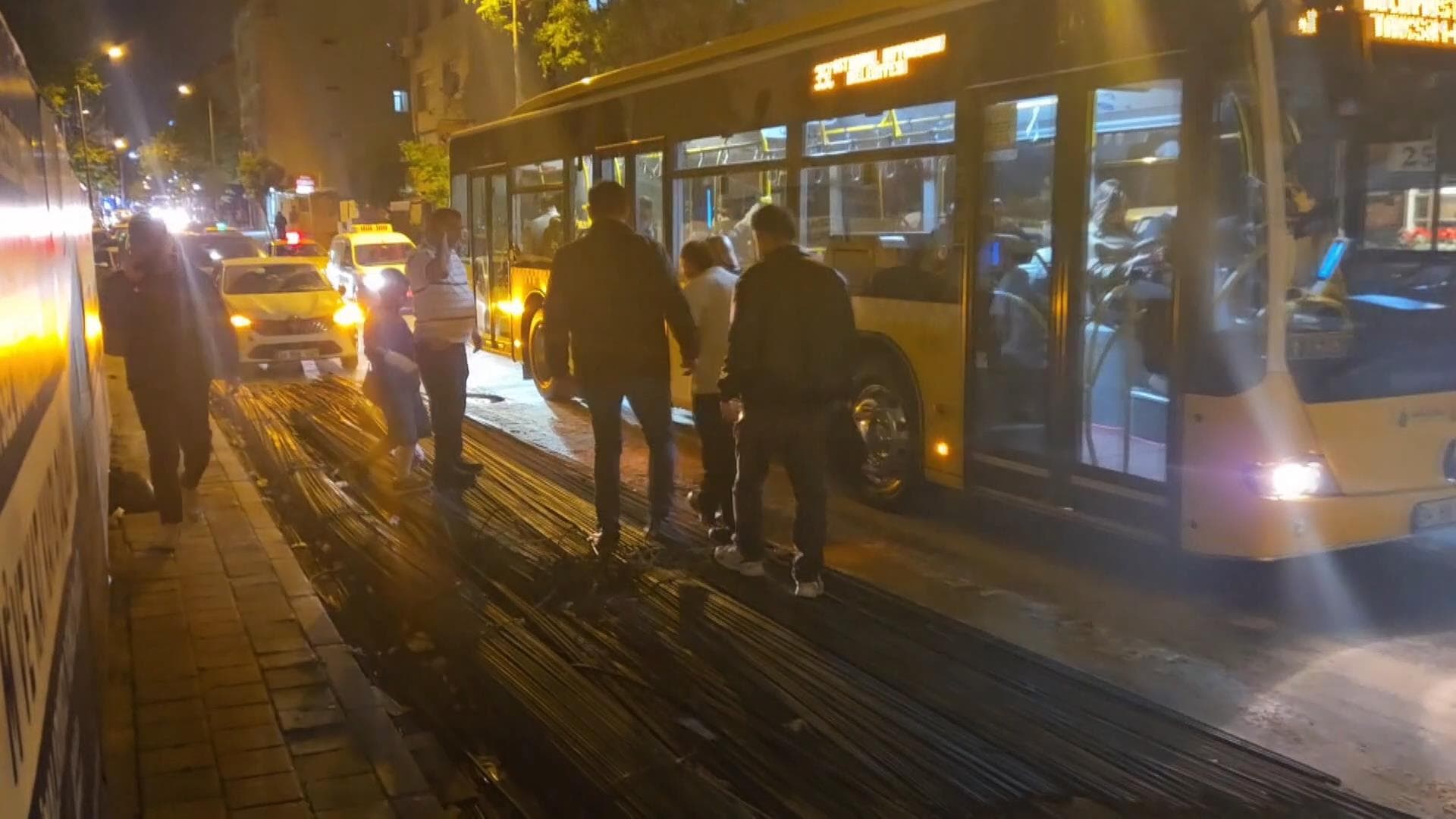 İETT otobüsüne inşaat demiri girdi, yolcu yaralandı
