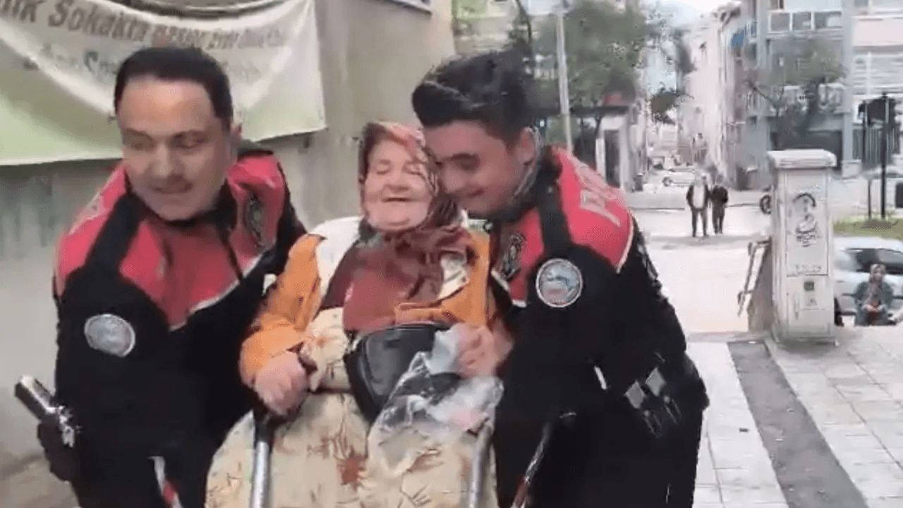 Yunus polisi engelli kadına yardım etti