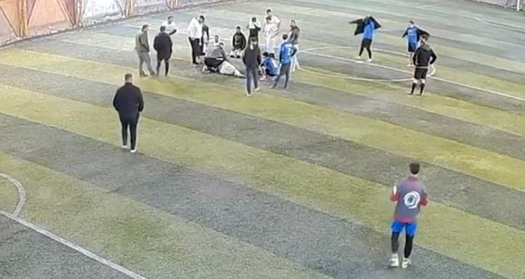Halı sahada dili boğazına kaçan oyuncuya müdahale kamerada