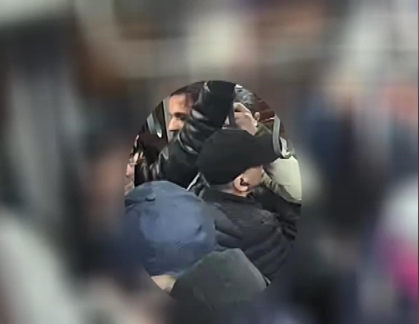 Metrolar ve duraklarda hırsızlık yapan 2 şüpheli yakalandı